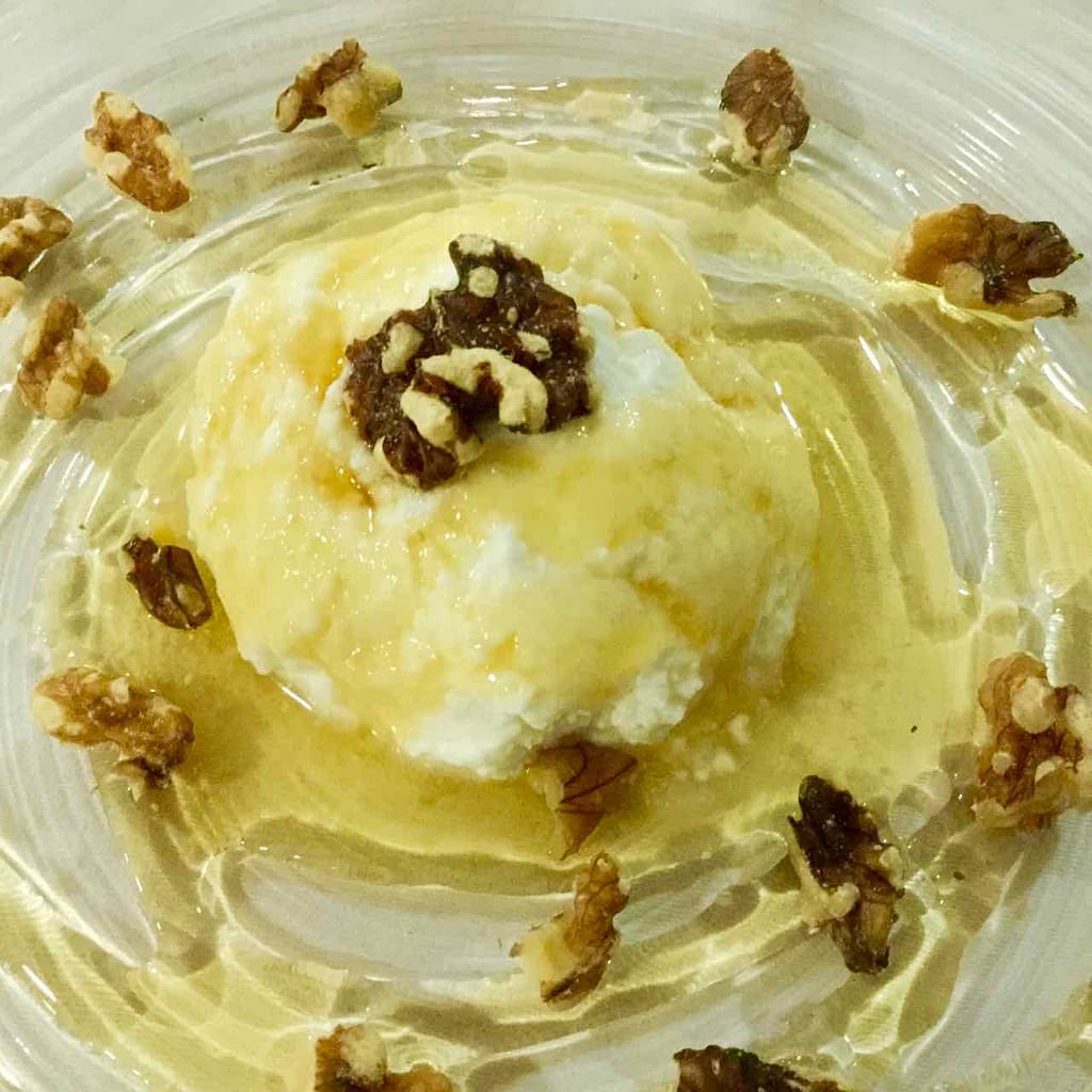 Mein Lieblings-Dessert: Mel i mató. Die Spanier nennen es miel y mato, Frischkäse mit Honig, Katalonien, Spanien ©PetersTravel