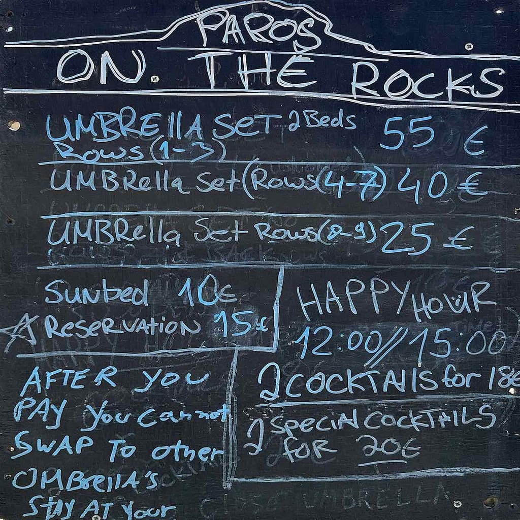 Paros, Preistafel für Sonnenliegen am Strand von Kolimbithres, Griechenland © PetersTravel Peter Pohle