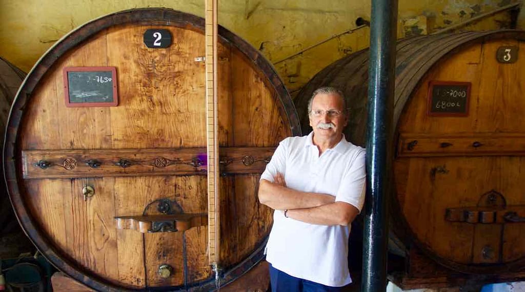 Gil Regueiro vor seinem ganzen Stolz: 7.650 Liter ruhen hier seit 80 Jahren.... © PetersTravel