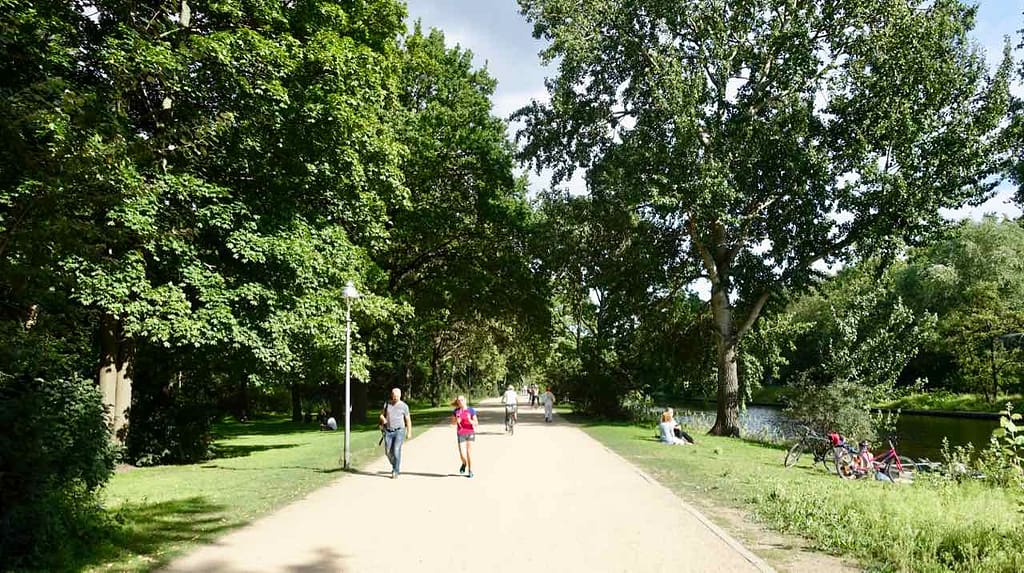 Biergarten im Tiergarten Berlin Tiergartenufer Copyright Peter Pohle