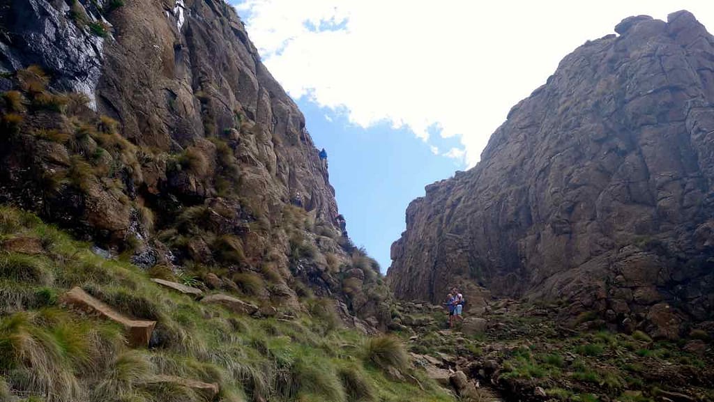Südafrika, Northern Drakensberg mit Personen
