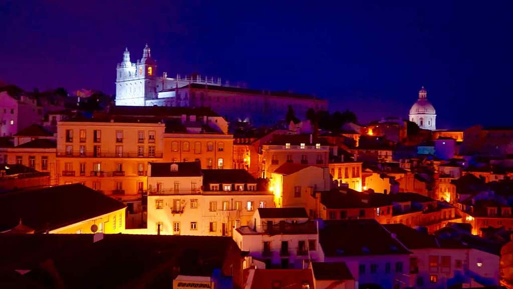 Aussichtspunkte von Lissabon, Nächtlicher Blick vom Miradouro Largo das Portas