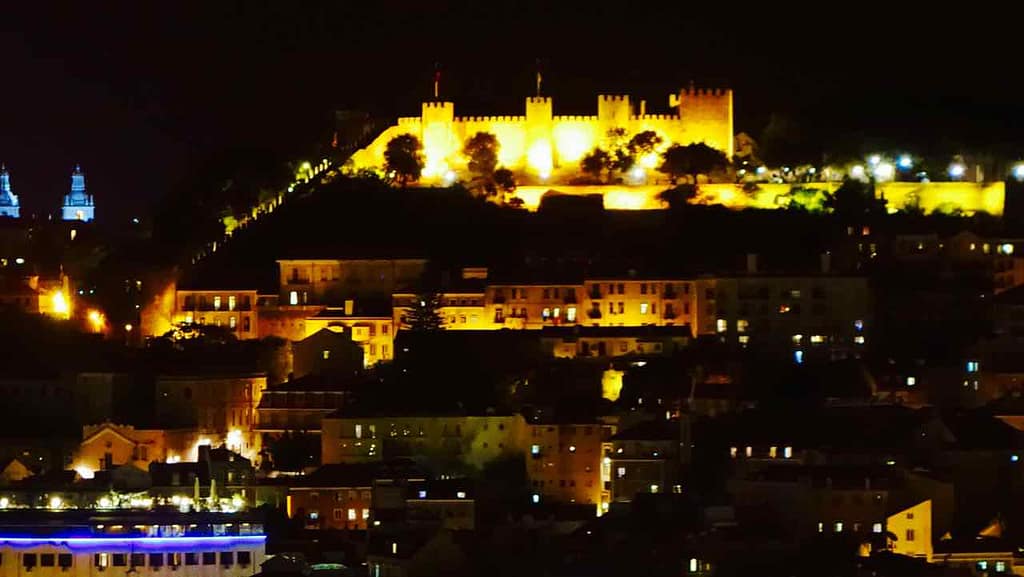 Aussichtspunkte von Lissabon, Nächtlicher Blick vom Aussichtspunkt Miradouro Sao Pedro de Alcántara