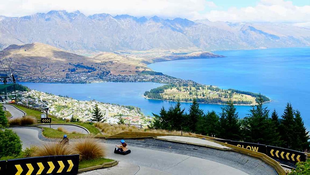 Queenstown Tipps: Luge / Sommerrodelbahn (Luge) mit Blick auf Queenstown, Neuseeland, @PetersTravel