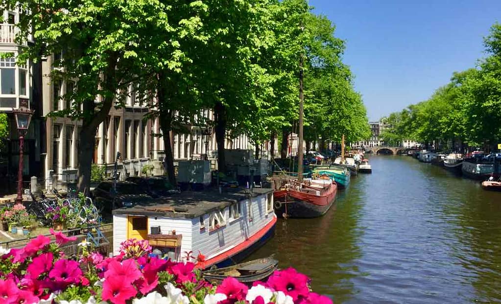 Gracht mit Booten in Amsterdam