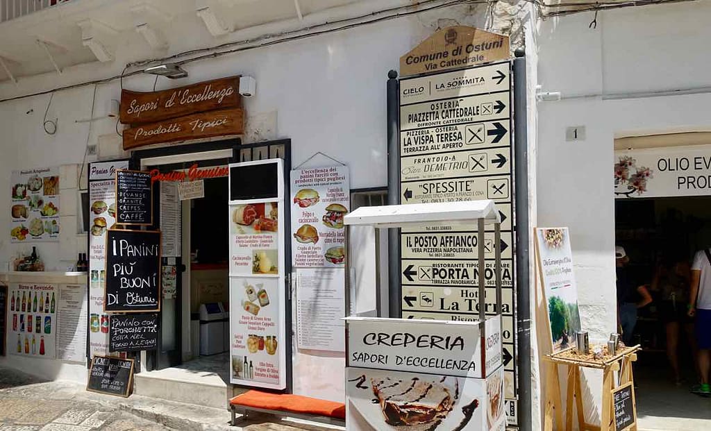 Via Cattedrale di Ostuni in Apulien, Italien