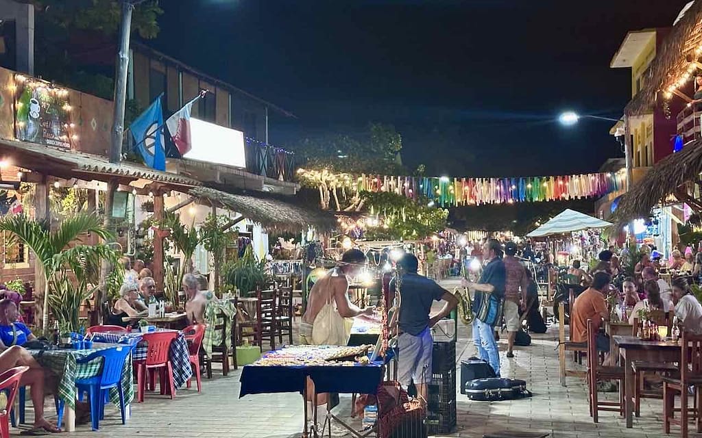 Zipolite, Hauptstraße am Abend, Mexiko © PetersTavel Peter Pohle