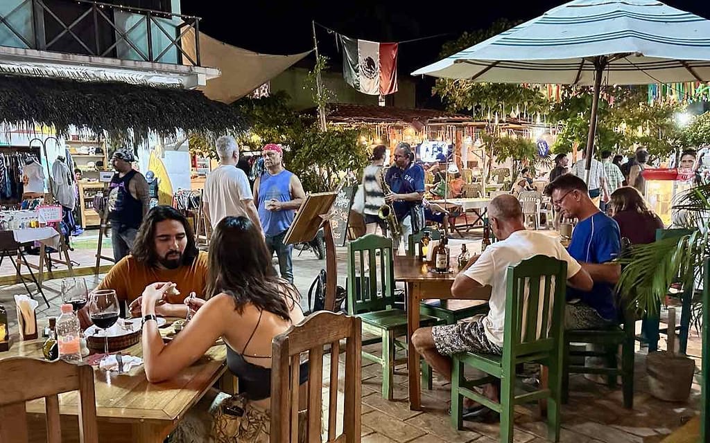 Zipolite, Hauptstraße mit Straßenmusiker am Abend, Mexiko © PetersTavel Peter Pohle