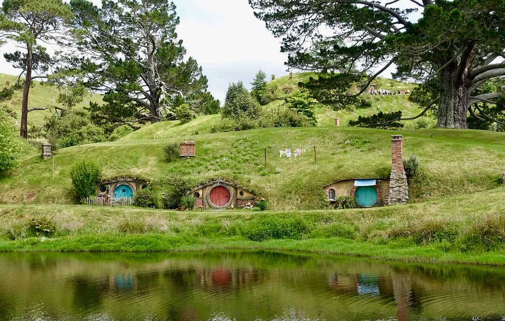 Hobbingen / Hobbiton, Halbtotale mit See Neuseeland ©PetersTravel