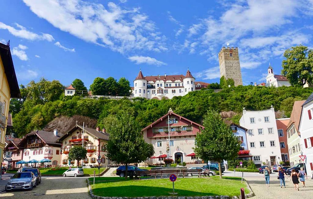 Neubeuern Marktplatz mit Internat Schloss Neubeuern