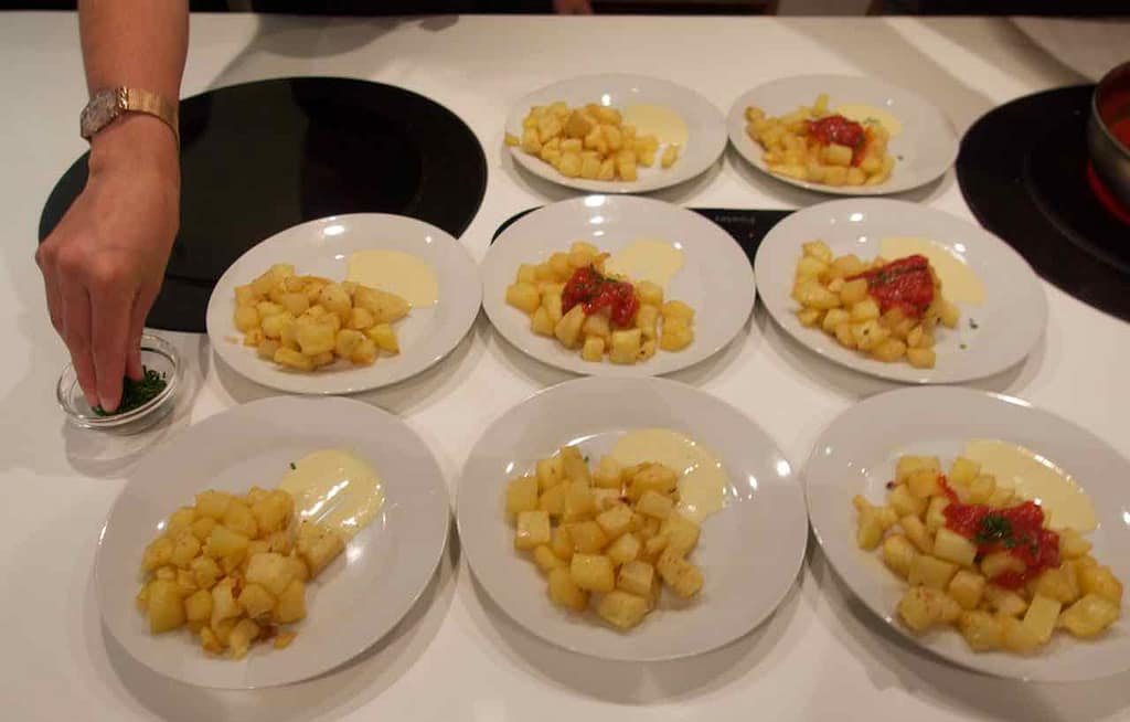 Kochkurs Barcelona: Kochschule Espai Boisà Der letzte Schliff, Katalonien, Spanien