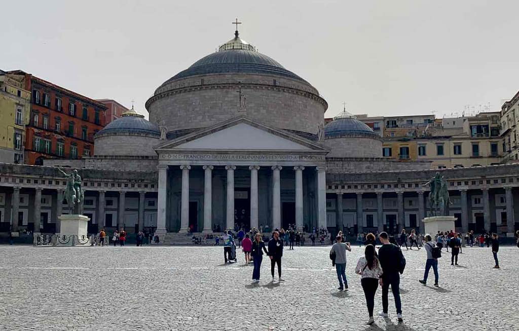 Neapel: Piazza Plebiscito mit Reiterstatuen © PetersTravel Peter Pohle