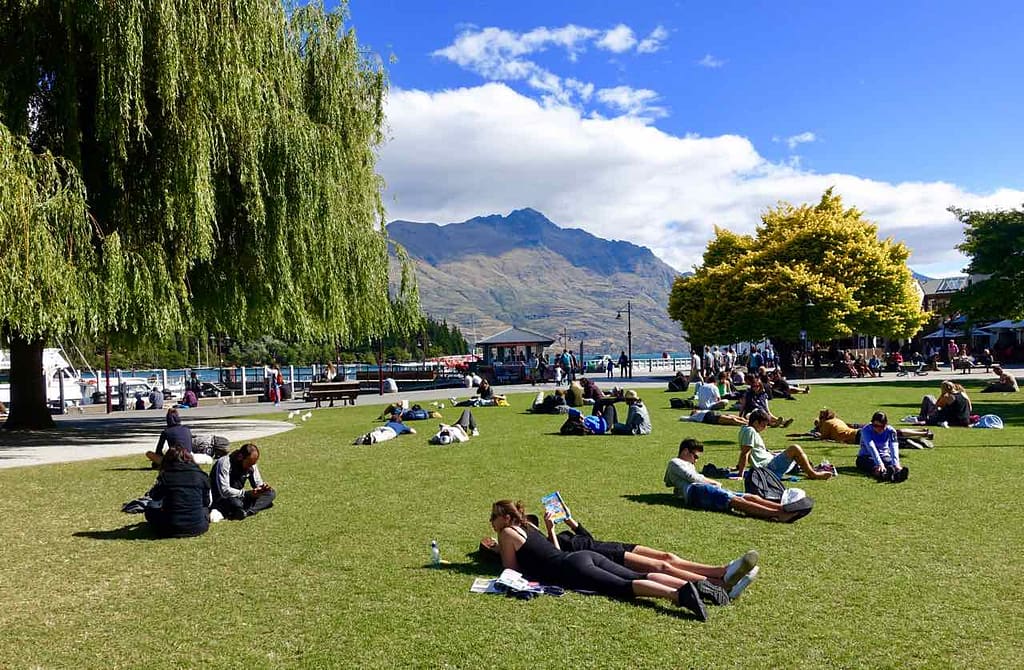 Queenstown Tipps: Relaxen auf dem Rasen an der Marine Parade, @PetersTravel