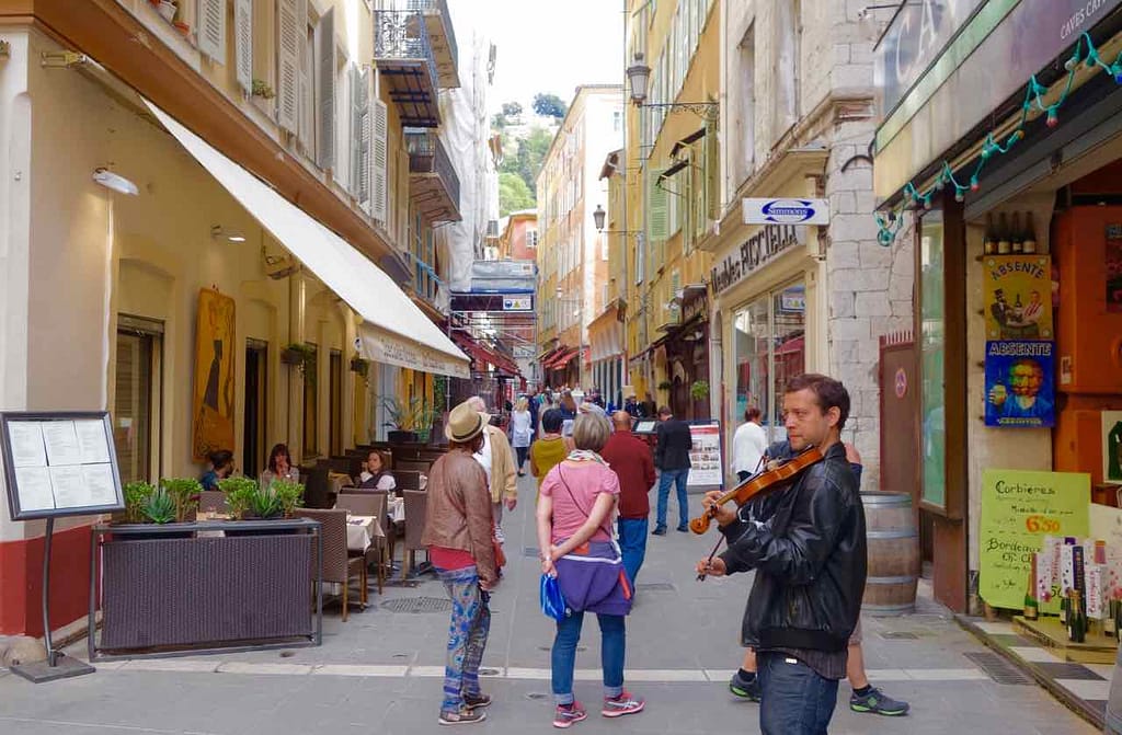 Nizza Higlights, Altstadt mit Straßenmusikant