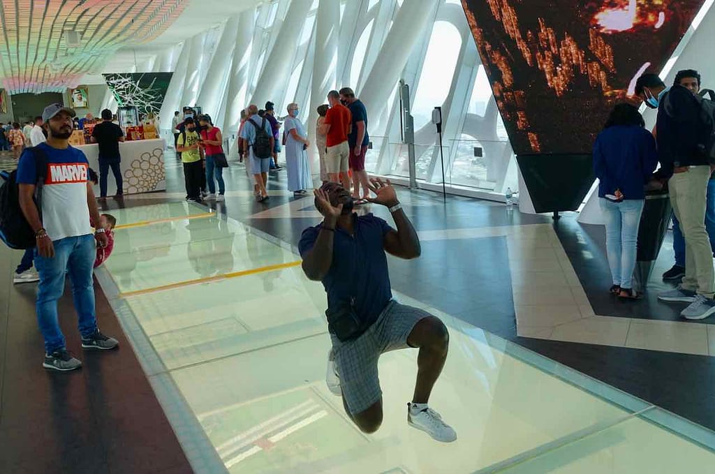 Besucher im The Frame Dubai macht sein Selfie