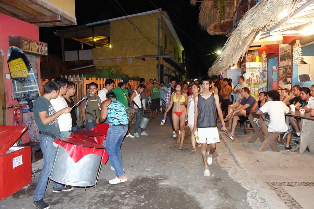 (Zuviel) Remmidemmi in El Tunco während der Semana Santa Zentralamerika, El Salvador, (Zuviel) Remmidemmi in El Tunco während der Semana Santa
