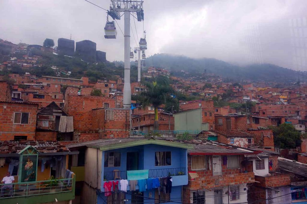 Medellin, Metrocable, ganz oben links die Bibliotheken