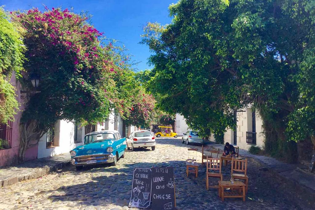 Colonia Uruguay, Kopfsteingasse mit Oldtimer, Titel? iPod-Foto