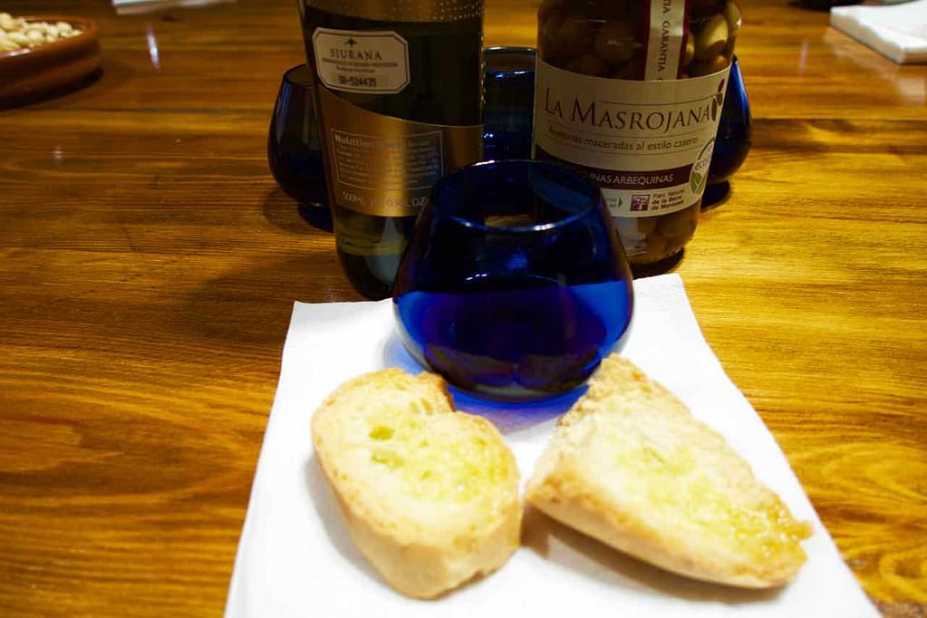 Olivenölverkostung im Priorat, Celler El Masroig ©PetersTravel