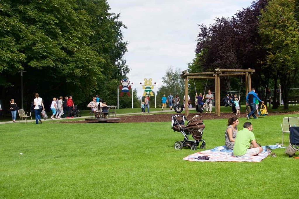 Gärten der Welt in Berlin, Park mit Besuchern, © PetersTravel