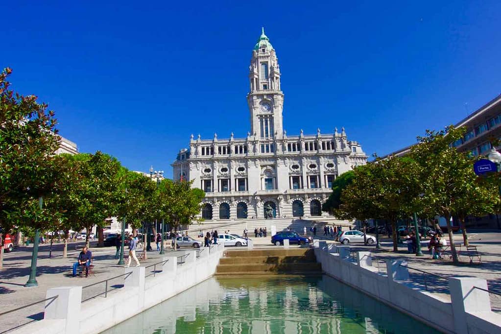 Porto Sehenswürdigkeiten: Avenida dos Aliados mit Blick aufs Rathaus. Sie gilt als DER Prachtboulevard der Stadt mit einem breiten Mittelstreifen ©PetersTravel
