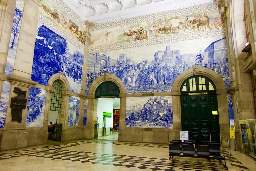 Porto Sehenswürdigkeiten Bahnhof Sao Bento leere Halle ©PetersTravel