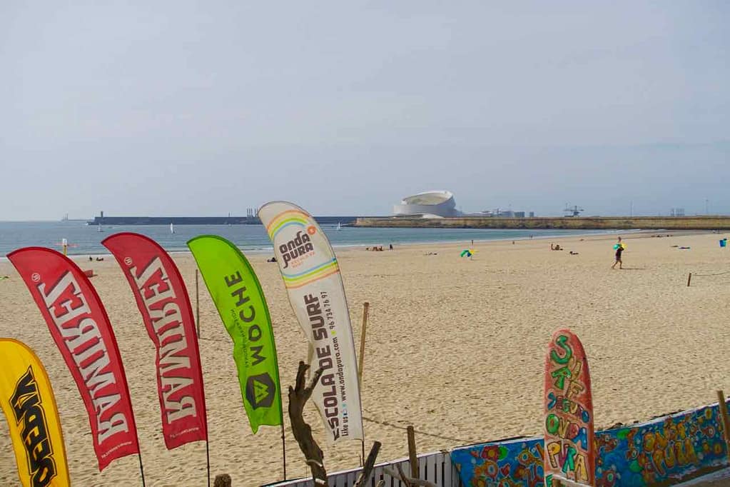 Strand von Matosinhos mit dem neuen Cruise-Terminal im Hintergrund @PetersTravel