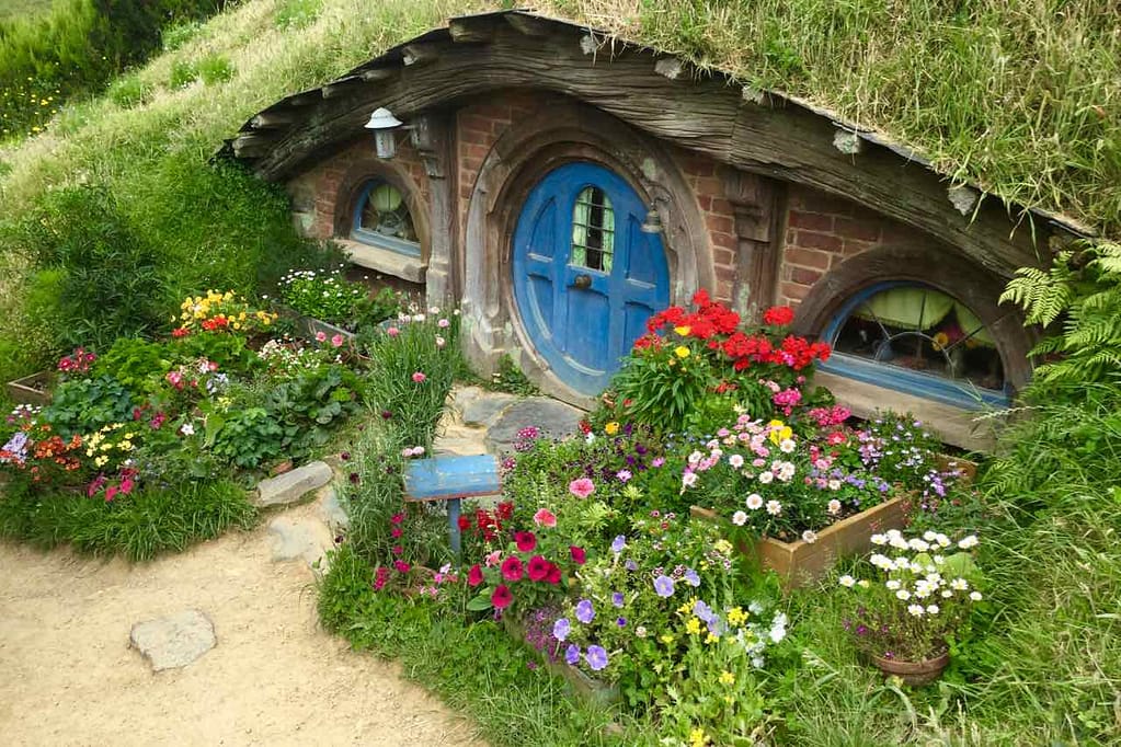 Hobbingen / Hobbiton, Haus mit blauer Tür & Blumen, Titelbild 2 Neuseeland ©PetersTravel