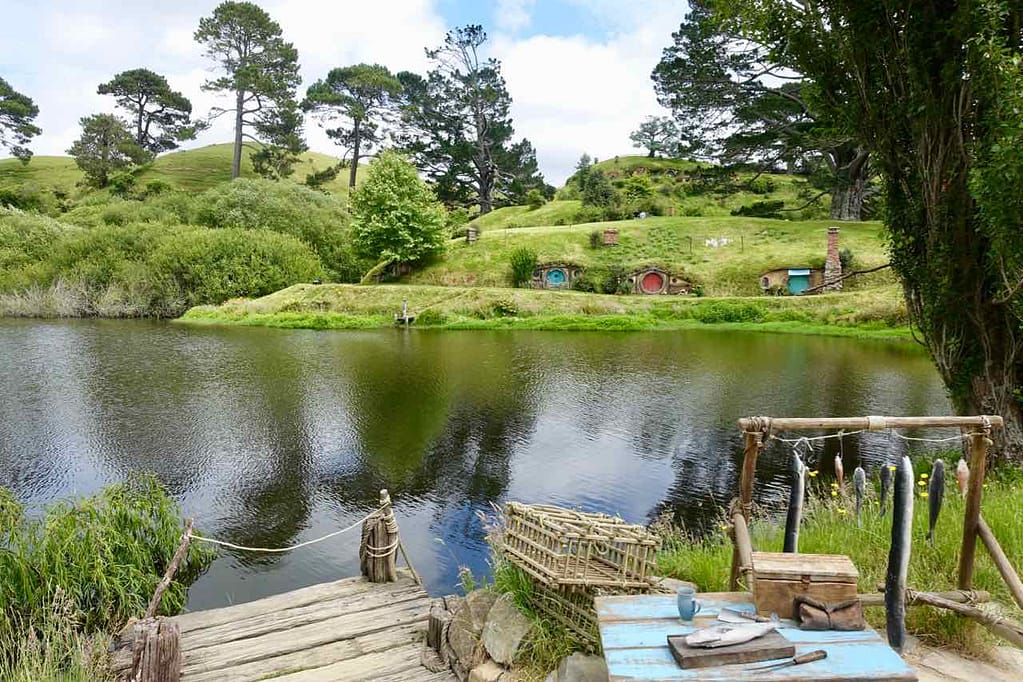 Hobbingen / Hobbiton, Totale vom Seeufer mit Anschnitt @PetersTravel