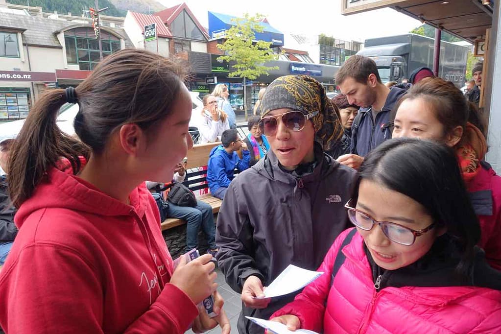 Fergburger Queenstown, Yao bei der Kundenberatung, Neuseeland @PetersTravel