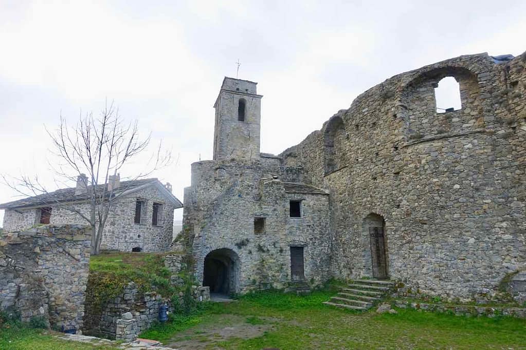 Highlights in Ligurien Kirche in Bajardo Copyright Peter Pohle PetersTravel