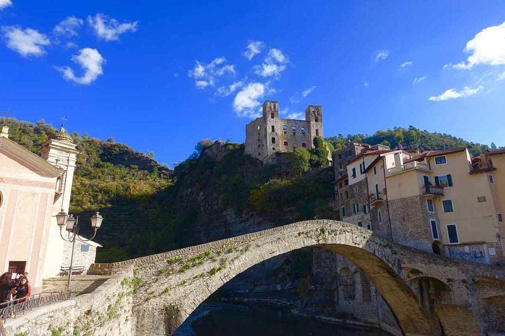 Highlights in Ligurien Dolceacqua mit Brücke und Burg Copyright Peter Pohle PetersTravel