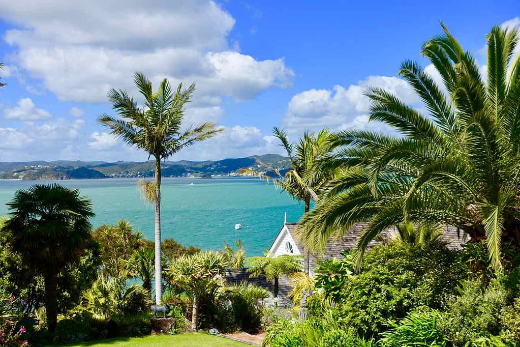 Russell, Blick auf Haus mit Garten und die Bay of Islands Neuseeland Copyright Peter Pohle peterstravel