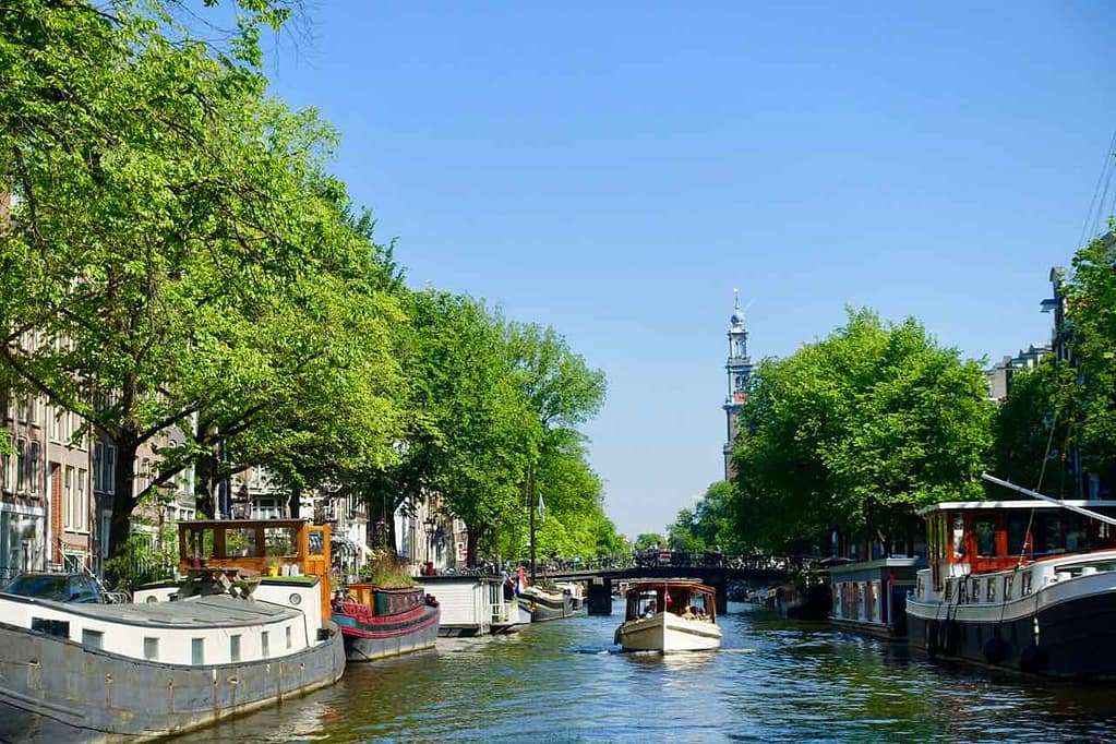 Gracht mit Booten in Amsterdam