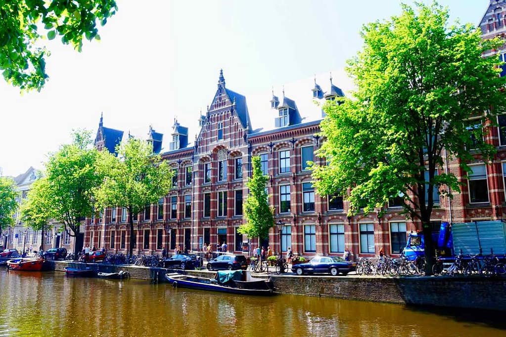 Die Universität von Amsterdam ist in einem ehemaligen Gebäude der Dutch East India Company