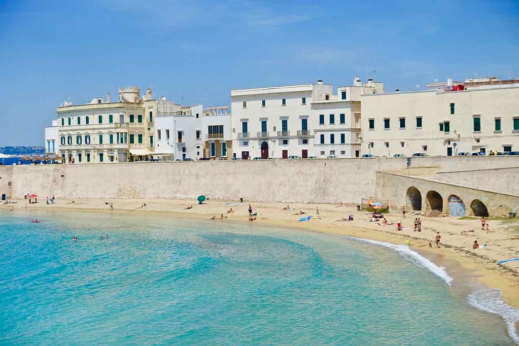 Stadtstrand von Gallipoli in Apulien, Italien
