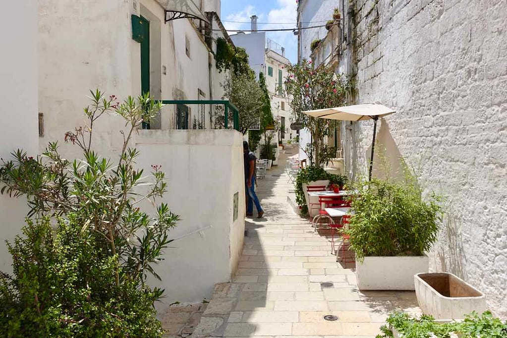 Gasse in der Altstadt von Ostuni in Apulien, Italien