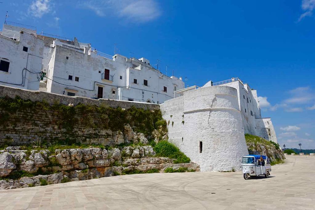 Panoramastraße in Ostuni in Apulien, Italien. Hier ist allerdings nur eine Fahrt mit der Ape zugelassen.
