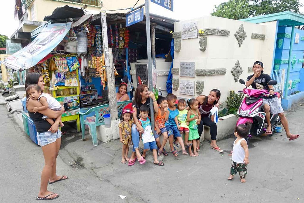 Familie mit Freunden und Kindern. Da wird fürs Foto noch schnell das Nachbarkind dazu geholt