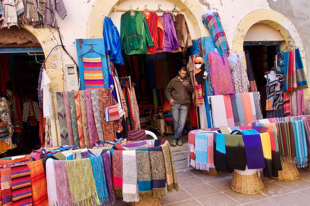Essaouira, Stadt der Winde, Laden mit Tüchern, Marokko ©PetersTravel