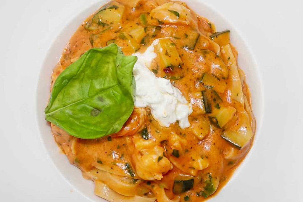 Willemstad Restaurants: Restaurant Serafina: Fettucine Gamberi e Burrata - Fettucine Pasta with light pink creamy tomato and burrata sauce, courgette, black tiger shrimps