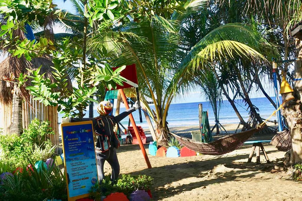 Strand vor Takatuka Lodge am Sugar Beach, Sipalay auf Negros