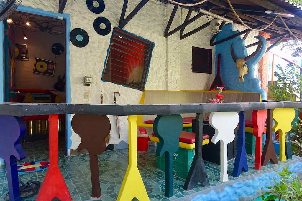 Takatuka Lodge am Sugar Beach, Terrasse vom Rockedelic, Sipalay auf Negros