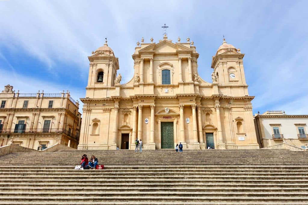Freitreppe vor Kirche in Noto auf Sizilien