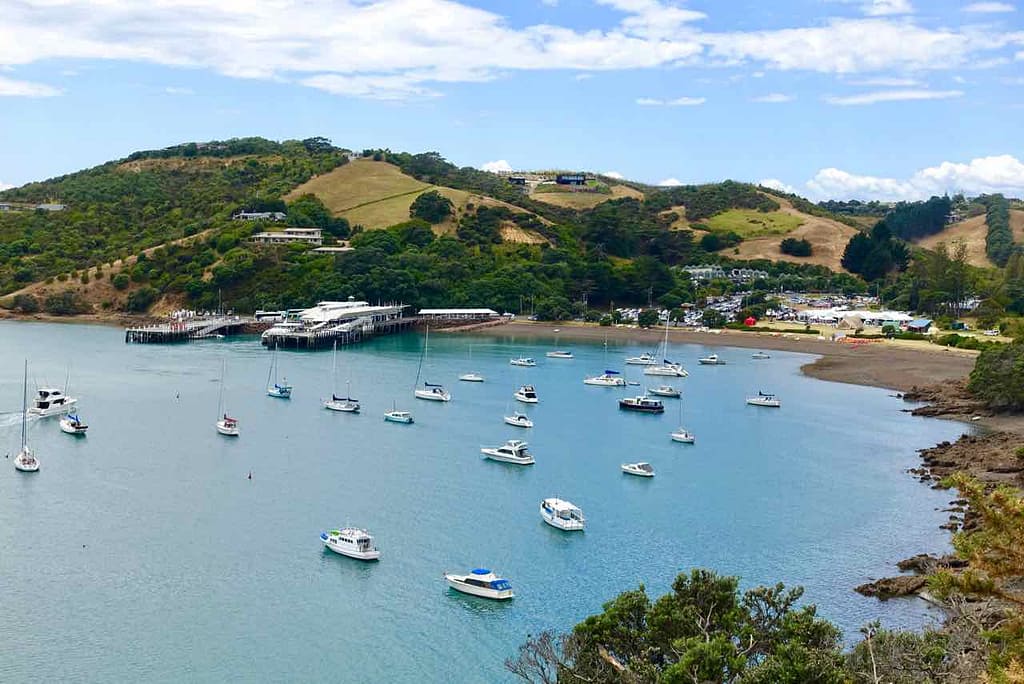 Waiheke Island, Hafen mit Ferry Wharf Matiatia, Neuseeland, @PetersTravel