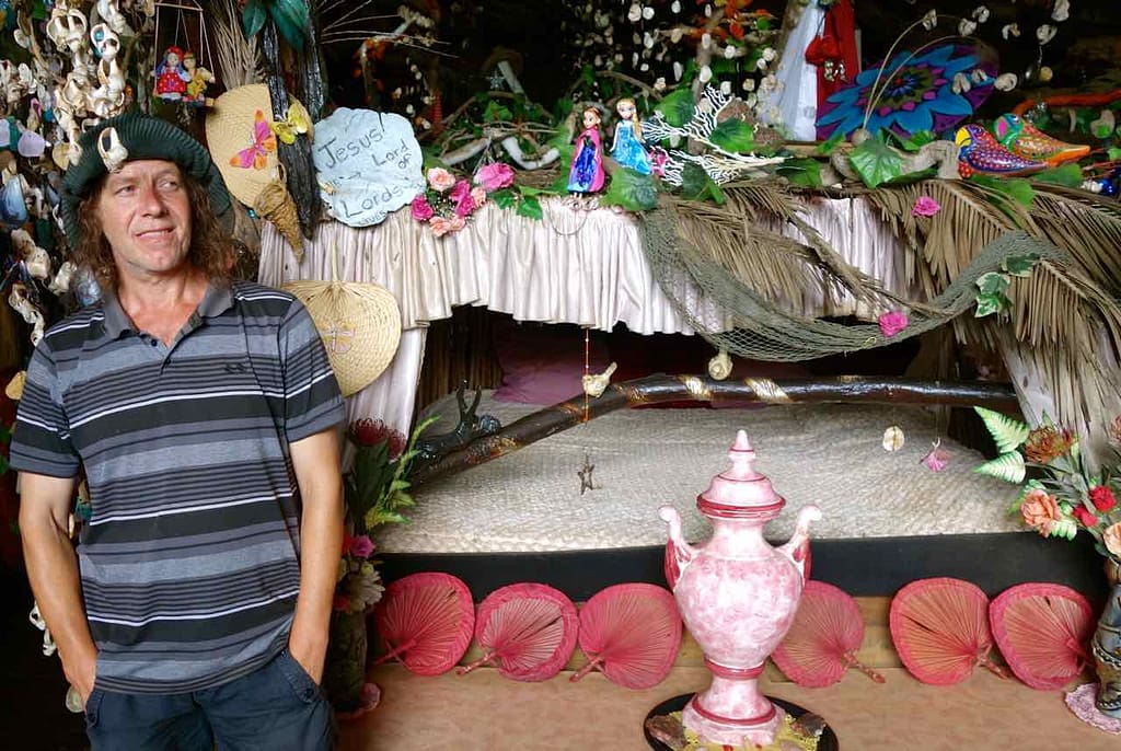 Südafrika, Wilderness, Caveman Clifford Brandon vor seiner Höhle