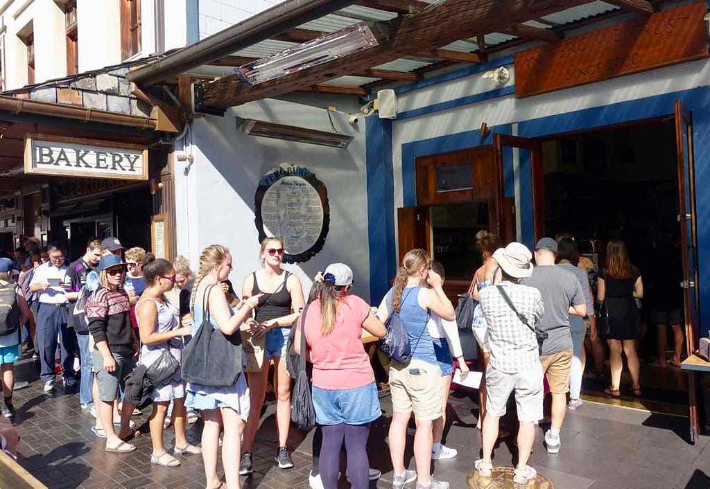 Queenstown Tipps: Schlange vor dem Fergburger, Neuseeland, @PetersTravel