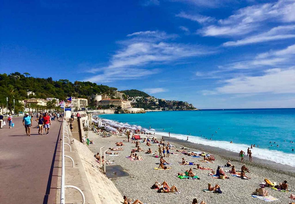 Nizza Tipps: Badende am Stadt-Strand Copyright PetersTravel / Peter Pohle