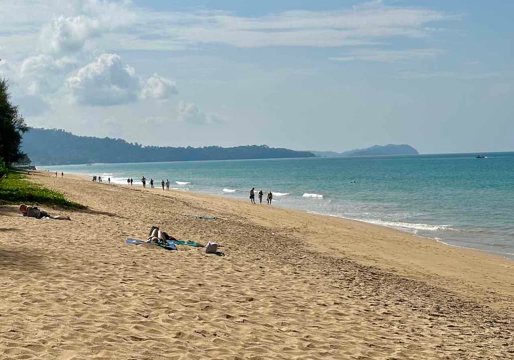 Spaziergänger am Strand von Khuk Khak Beach in Khao Lak, Thailand © PetersTravel