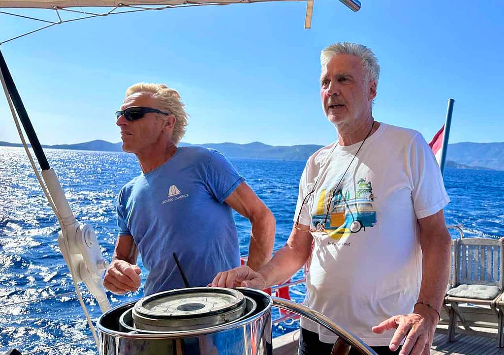 Einführung in die Kunst des Segelns: Kapitän Richard Slootweg und Passagier am Steuer der Segelyacht Rhea © PetersTravel Peter Pohle